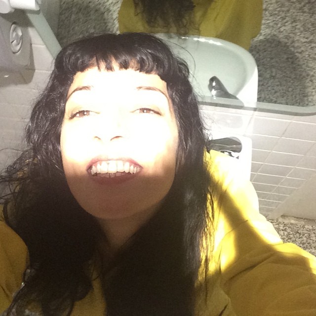 roser amills selfie en el lavabo