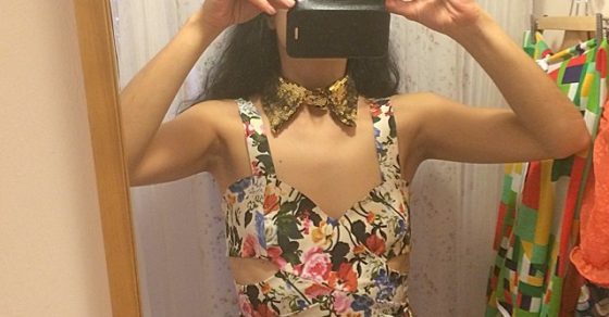 roser amills selfie en el probador bragas lentejuelas doradas