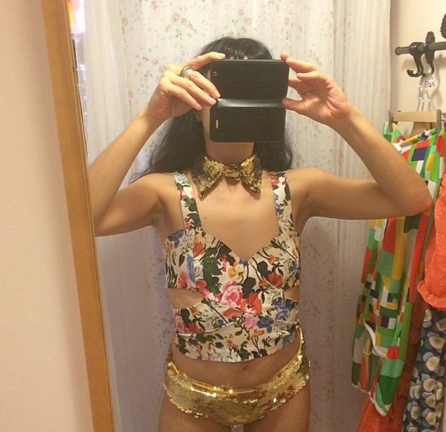 Roser Amills Selfie Probador Bragas Lentejuelas Doradas