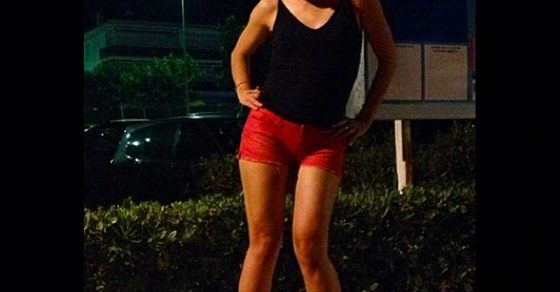 Roser Amills Shorts Rojos Verbena Foto De Victor Amela