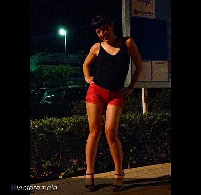 Roser Amills Shorts Rojos Verbena Foto De Victor Amela