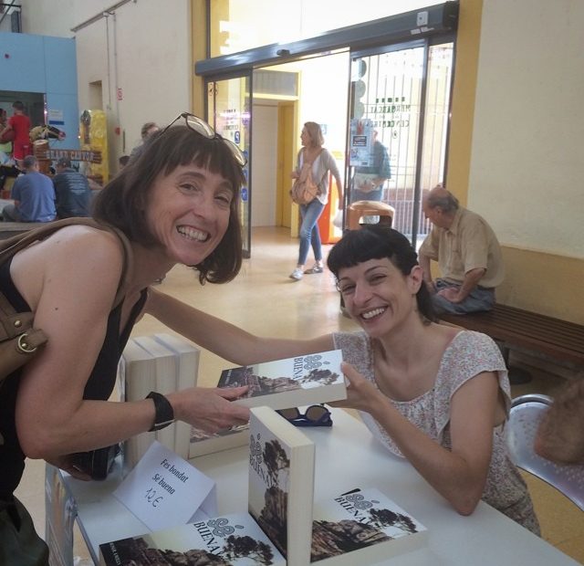 Roser Amills Signa Novela Fes Bondat A Vilanova Foto Amb Lectora 2
