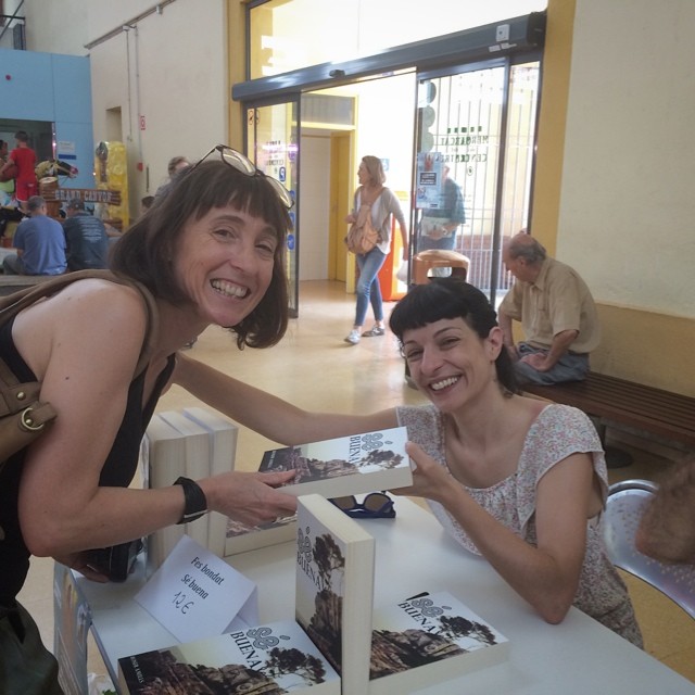 Roser Amills Signa Novela Fes Bondat A Vilanova Foto Amb Lectora