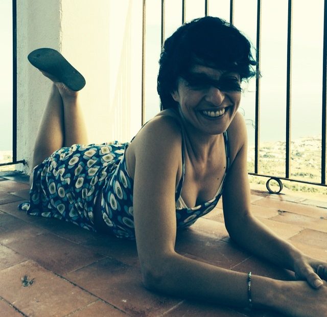 Roser Amills Tumbada En El Suelo