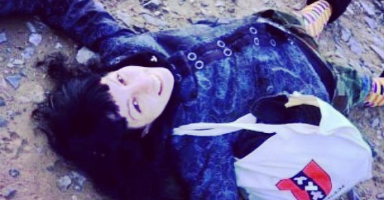 Roser Amills Tumbada En El Suelo Abrigada Invierno