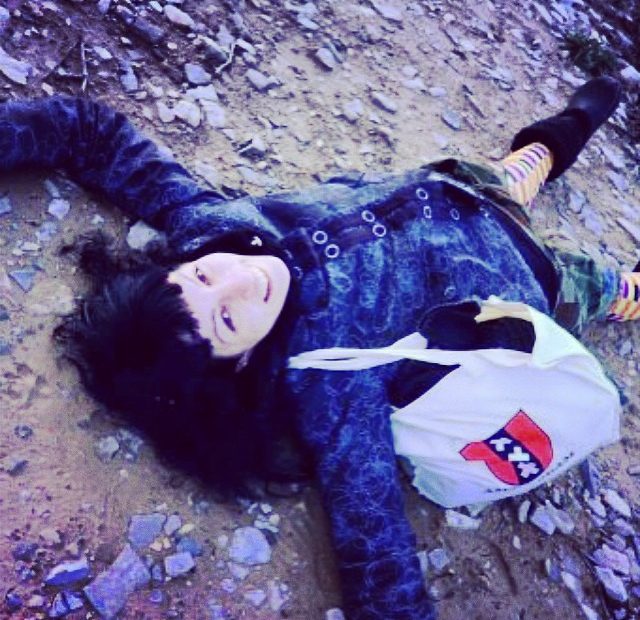 Roser Amills Tumbada En El Suelo Abrigada Invierno