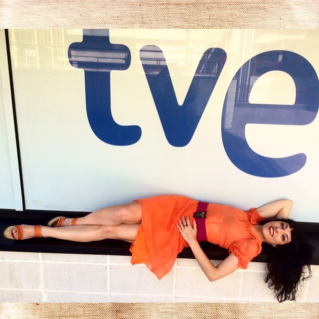 Roser Amills Tumbada Rtve Programa Vespre A La 2