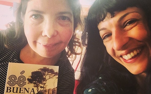 Selfi de Mònica Pin amb la novel·la «Sé buena», al costat de Roser Amills