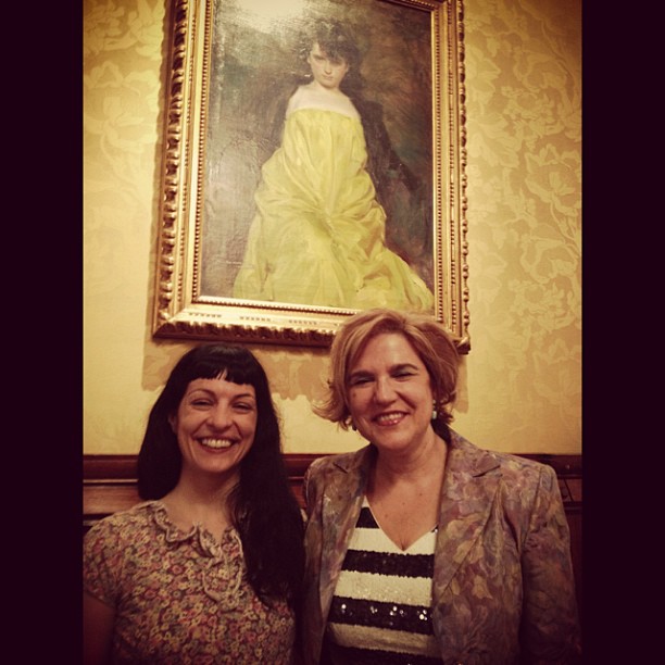 Con Pilar Rahola junto al cuadro más sensual de Ramon Casas, La Sargantaine (1907) 1 Roser Amills y pilar rahola en el circulo del liceo