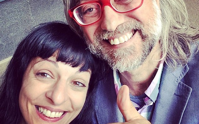 Selfi de Roser Amills y Víctor Amela con gafas rojas levantando el pulgar