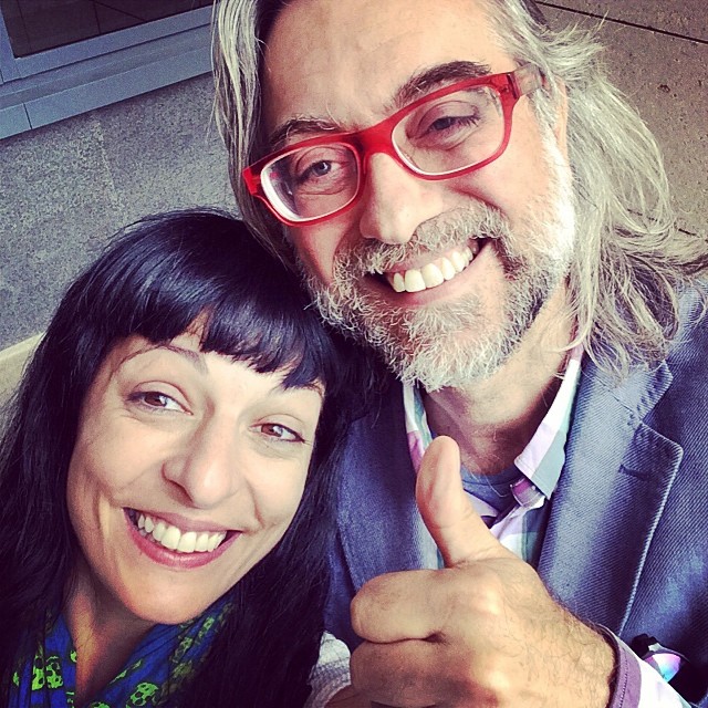 Selfie de Roser Amills y Víctor Amela, sonrientes; él, con gafas rojas, levanta el pulgar