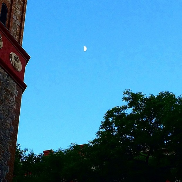 luna al amanecer barcelona