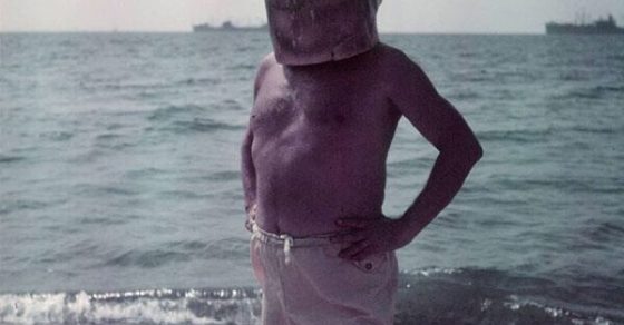 picasso con mascara de toro con cuernos en la playa