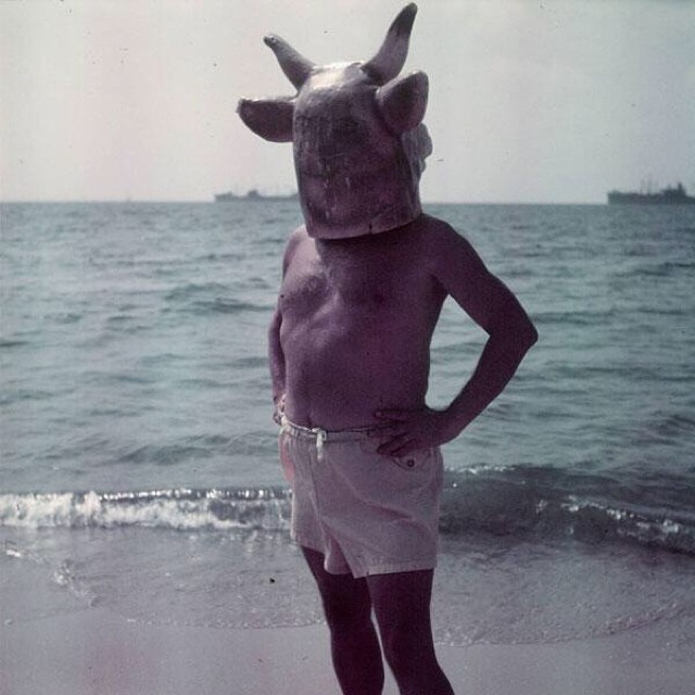 picasso con mascara de toro con cuernos en la playa