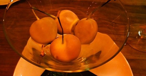 Postre De Cerezas Recubiertas De Chocolate Blanco