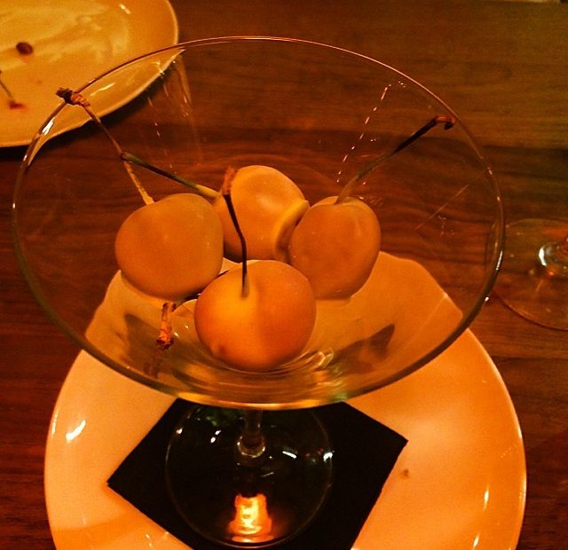 Postre De Cerezas Recubiertas De Chocolate Blanco