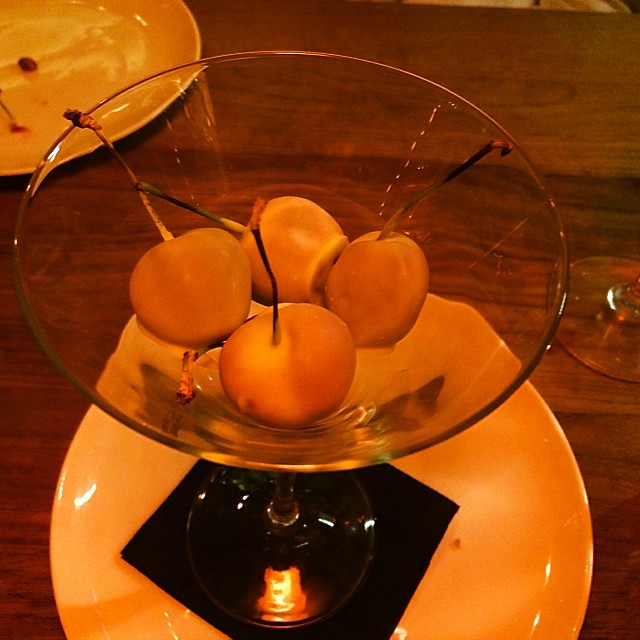 Postre De Cerezas Recubiertas De Chocolate Blanco