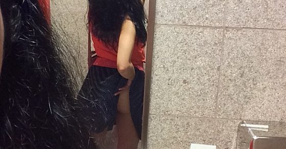 roser amills #amillspublicwc en el lavabo del aeropuerto de barcelona