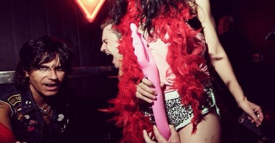 roser amills boa de plumas rojas escenario de la discoteca magic barcelona