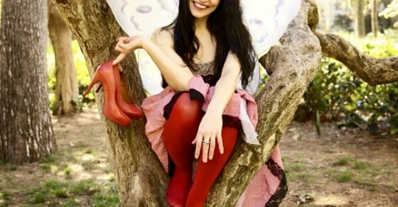 roser amills con alas subida a un arbol foto de guy aelbrecht barcelona