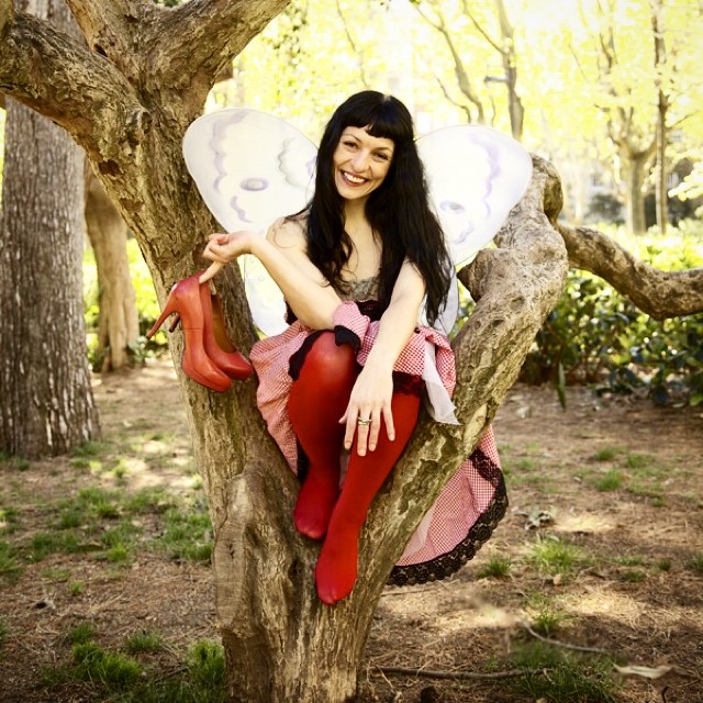 Roser Amills Con Alas Subida A Un Arbol Fotografia De Guy Aelbrecht Barcelona
