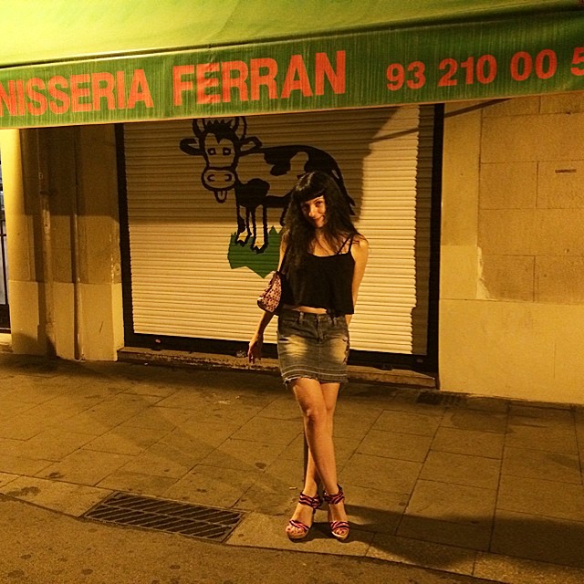 Roser Amills De Paseo Barri De Gracia Barcelona