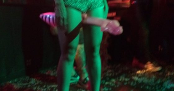 Roser Amills En El Escenario Del Magic Con Guitarra De Goma