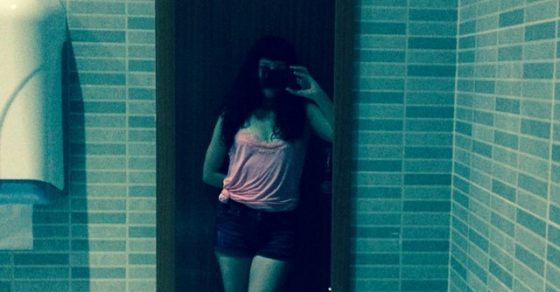 roser amills en un lavabo camiseta rosa