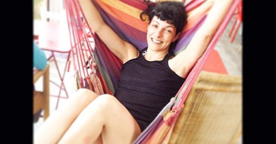 roser amills en una hamaca en la barceloneta foto de victor amela