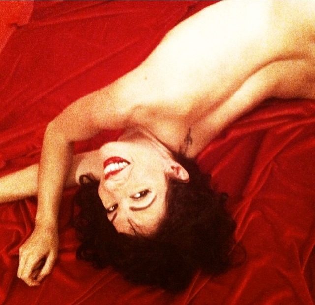 Roser Amills Fotos Homenaje A Marilyn Monroe Desnuda Espalda