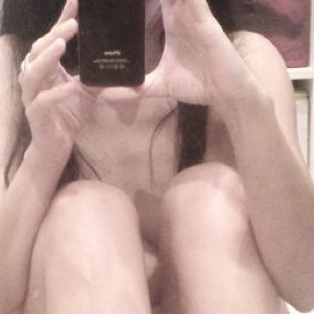 roser amills selfie desnuda rodillas