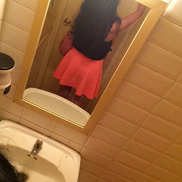 roser amills selfie lavabo falda rosa