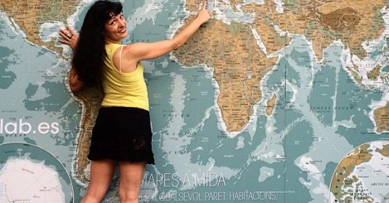 roser amills señala barcelona en el mapa del mundo