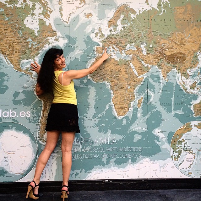 roser amills señala barcelona en el mapa del mundo