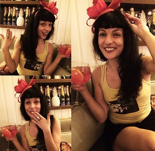 Roser Amills Tocado Rojo Fiesta Campari