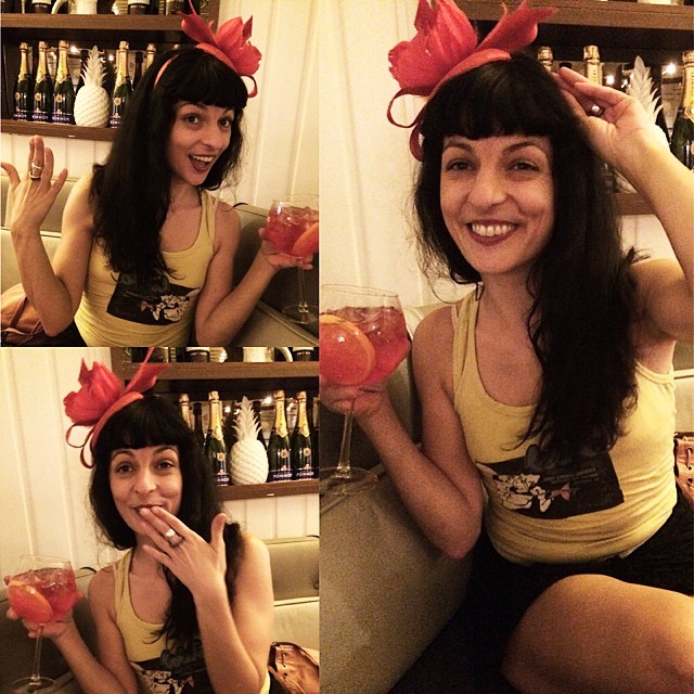 Roser Amills Tocado Rojo Fiesta Campari