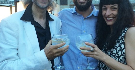 roser amills y victor amela con gintonics terraza hotel