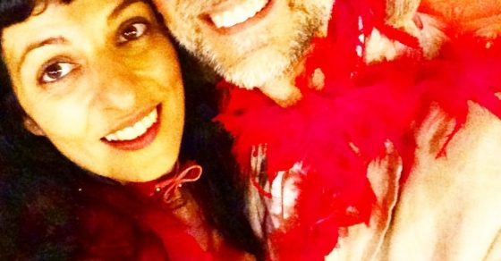 Roser Amills Y Victor Amela Con La Boa De Plumas Rojas En El Magic