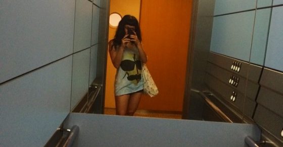 Selfie De Roser Amills En Un Ascensor Con Camiseta Tranquilito You Know