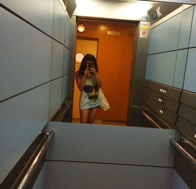 Selfie De Roser Amills En Un Ascensor Con Camiseta Tranquilito You Know