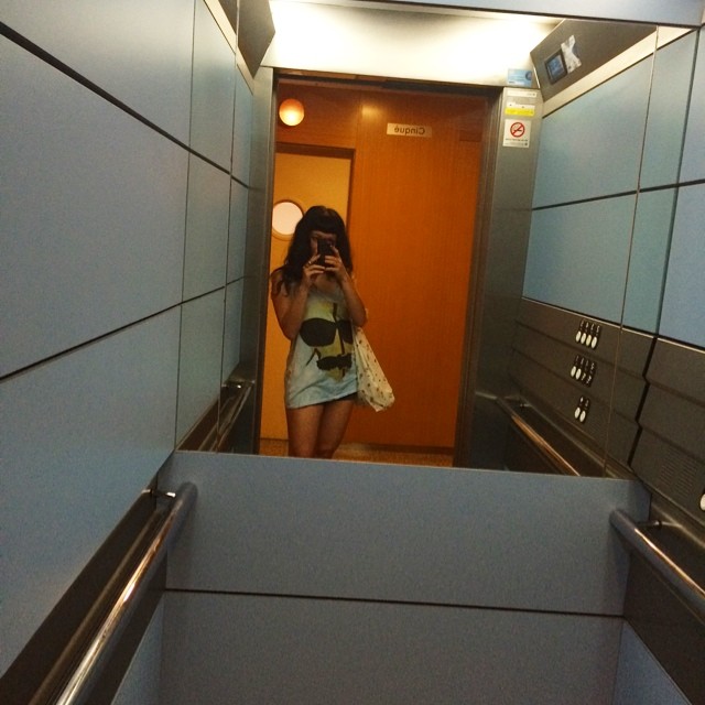 selfie de roser amills en un ascensor con la camiseta tranquilito you know