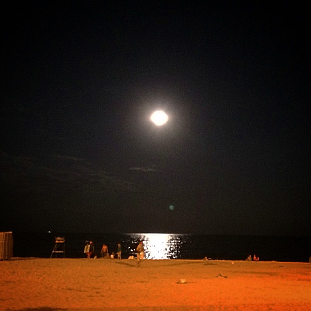 Luna llena sobre el mar desde una playa de noche, en julio de 2014