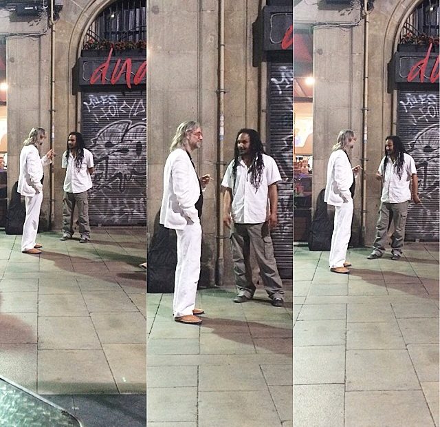 Victor Amela Pide Cancion Para Roser Amills A Un Musico Callejero