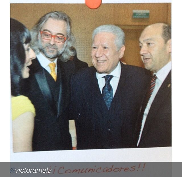 Victor Amela Y Roser Amills Con Lluis Bassat