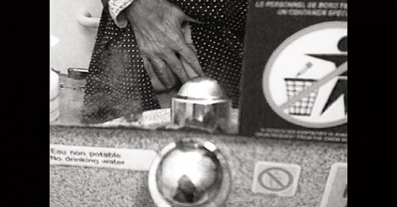 Victor Amela Y Roser Amills En El Lavabo Del Avion Viaje Paris