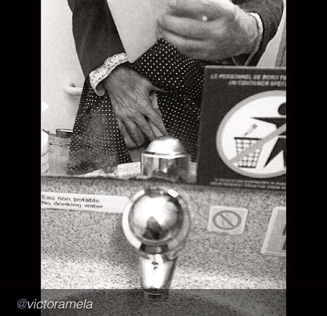 Victor Amela Y Roser Amills En El Lavabo Del Avion Viaje Paris