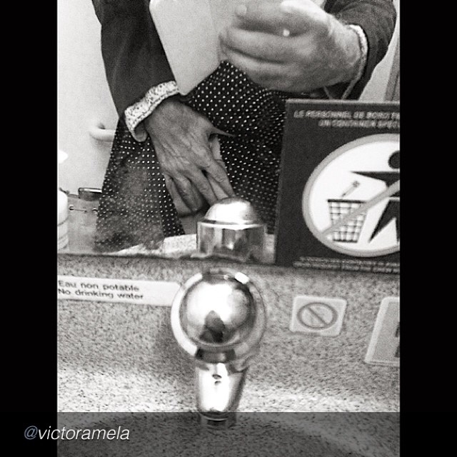 Victor Amela Y Roser Amills En El Lavabo Del Avion Viaje Paris