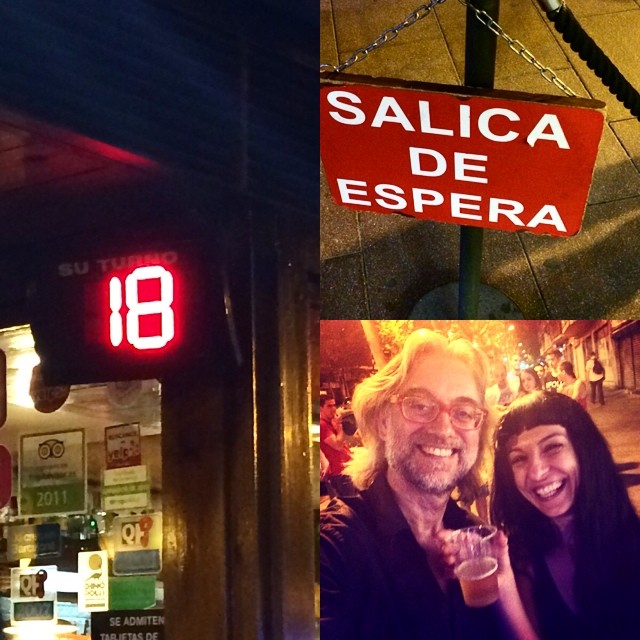 Collage: un indicador de turno con el número 18, un cartel rojo que dice «Salica de espera» y un selfi de dos personas sonriendo, una con un vaso de cerveza
