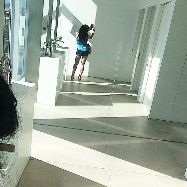 roser amills shorts selfie espejo lavabo hotel w