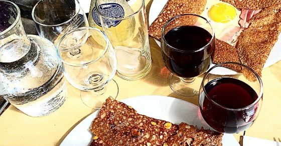 Crepes En Paris Con Vino Beaujolais